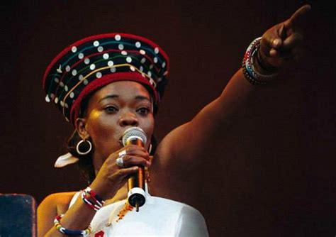  A Festa Inesquecível de Branco: Um Mergulho no Glamour da África do Sul com Brenda Fassie!